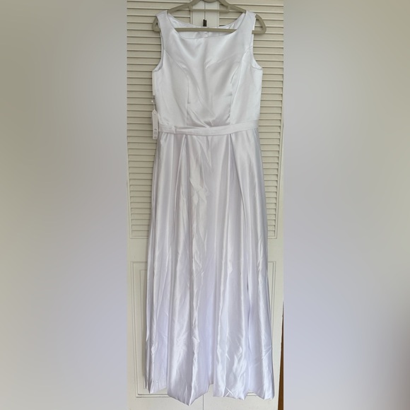 Elegant White Satin Wedding Gown - Picture 1 of 8